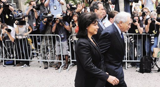  Exdirector del FMI se declará “no culpable”. Strauss-Kahn llegó a la corte, en Nueva York, Estados Unidos. acompañado por su esposa, Anna Sinclair.AP.