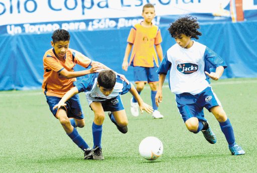  Arrancó el torneo de los escolares. La Escuela Manuel Francisco Carrillo (azul y blanco) triunfó en el estadio Alejandro Morera Soto.José Rivera.