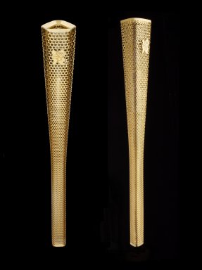Presentada la antorcha olímpica de los Juegos de Londres 2012. La antorcha mide 80 centímetros de longitud y pesa 800 gramos. EFE.