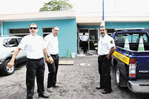  Oficiales claman por seguridad. Los oficiales de Tránsito fueron enfáticos en que es necesario implementar cambios para su seguridad. Francisco Barrantes.