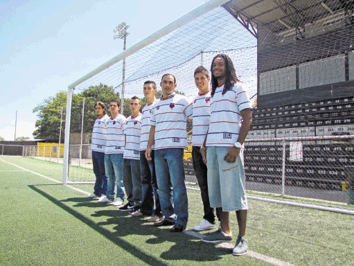  Granados con su “papá”. Los siete nuevos integrantes del Orión FC fueron presentados ayer a las 10 a.m. en el Estadio Jorge “Cuty” Monge. M.Calderón.