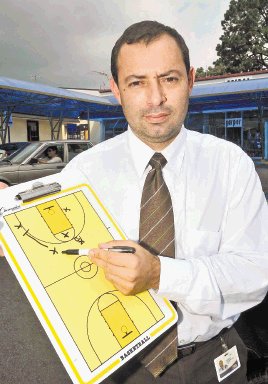  Un líder en la cancha. Rodolfo Calderón técnico de Desamparados.A. Otárola.