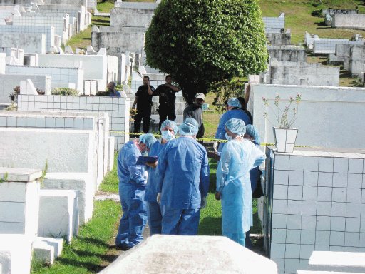  Guarda  halla a mujer muerta  en cementerio  V&#x00ED;ctima era vecina del barrio Corales I, Lim&#x00F3;n