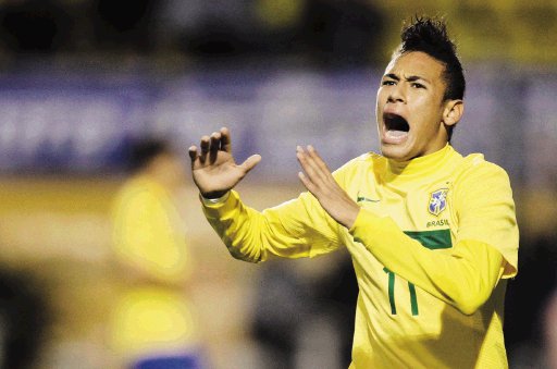  Pelé pide menos lujo a Neymar. Neymar, con 19 años, ya es titular en Brasil. AP.