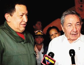  Operan a Hugo Chávez de emergencia. Raúl Castro (d), recibió a Hugo Chávez (i), el miércoles. EFE.