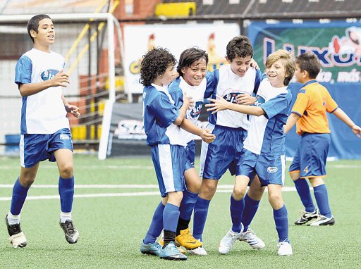  Fiestón de goles. Los niños de la escuela Manuel Francisco Murillo, celebraron a lo grande sus goles. José Rivera.
