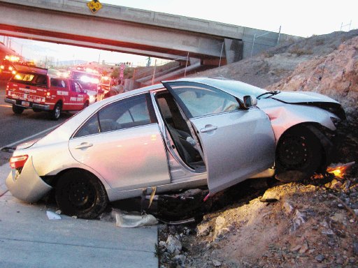  Toyota Motor se enfrenta a demandas. Sedán Toyota Camry que se estrelló en la carretera interestatal de Wendover, en Utah, Estados Unidos.AP.