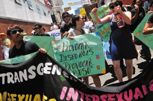  Mujeres salieron a la calle en busca de respeto. Con pancartas y rótulos, las mujeres llamaron la atención. EFE.