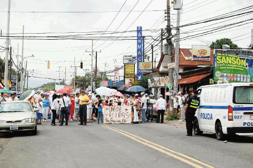  Protesta vecinal llegó hasta el aeropuerto. Las decenas de vecinos exigieron al gobierno y al MOPT que les arreglen las aceras destruidas meses atrás. Shirley Vásquez.