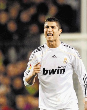  Ronaldo quiere una millonada. El portugués Cristiano Ronaldo analiza esta posibilidad, según explican las fuentes del tabloide inglés.Archivo