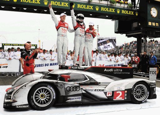  Audi no tuvo rival y venció en Le Mans. Los vencedores en Le Mans. El hombre y la máquina disfrutando de un gran triunfo.AFP.