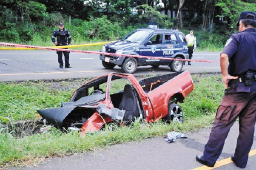  Mujer murió al chocar auto en Orotina. El vehículo quedó destrozado junto a la carretera que conduce a Caldera. Una mujer de 21 años murió en el sitio. Jorge Umaña.