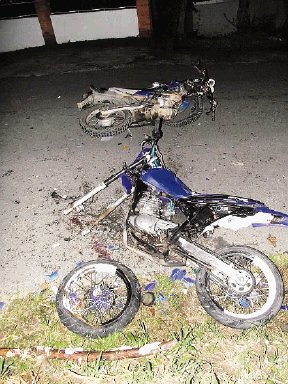  Choque de motocicletas. Las motos sufrieron severos daños.Marvin Gamboa.