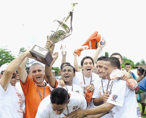  Guajira ya es de Segunda. Los jugadores de Guajira celebraron con todo el ascenso a Segunda.Jeffry Arguedas.