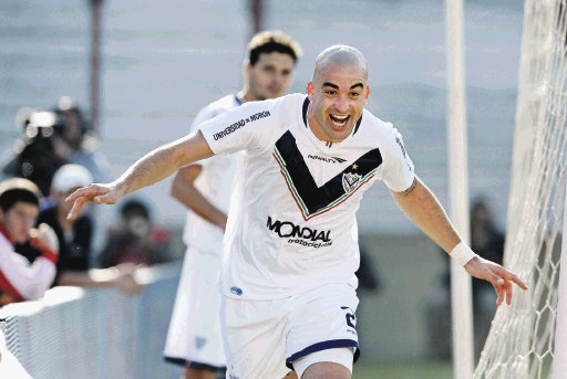  Vélez alzó la copa de campeón. Santiago Silva celebró su anotación ayer, y sumó siete tantos, que lo colocan entre los goleadores de su equipo. Afp.