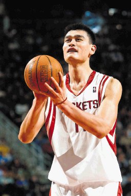 Yao demanda a firma de ropa deportiva. La demanda es porque la empresa usó su nombre y firma sin permiso.