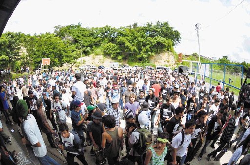 Patinadores tomarán las calles josefinas. El año pasado el evento reunió a más de 1.500 patinadores en las calles de San José. Carlos Enrique Brenes.