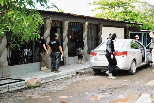  Tres caen por herir a polic&#x00ED;a  Puntarenas