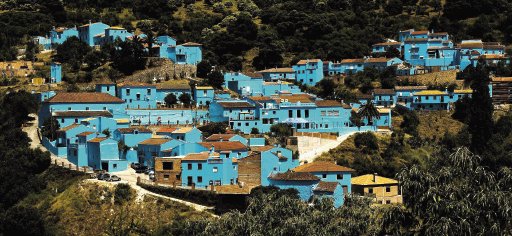 Los Pitufos se mudaron a Espa&#x00F1;a  Casas pintadas y personajes azulitos caminando por las calles de J&#x00FA;zcar