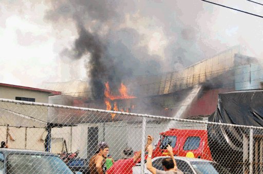  Incendio  destruy&#x00F3; planta de dos pisos  en Tejar de Alajuela  Fuego al parecer fue causado por trabajadores