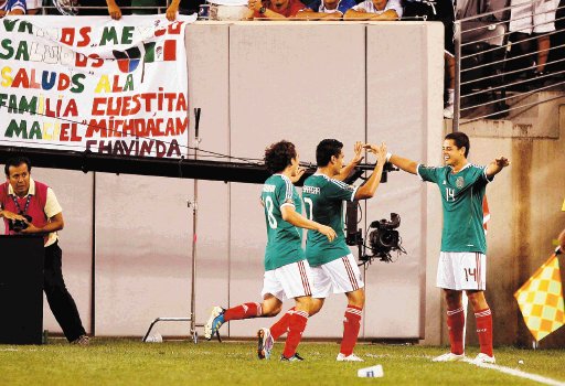 La Volpe, aprenda de chapines. Al minuto 66 el gol de Javier “Chicharito” Hernández puso a la selección azteca en las semifinales del torneo. AFP.