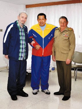 Chávez feliz con Raúl y Fidel Castro. Los amigos. AFP.