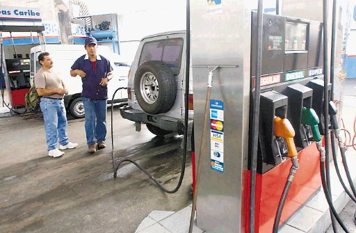  Solicitan rebaja en gasolina. Por primera vez una organización de consumidores pide rebaja en combustible.Archivo.