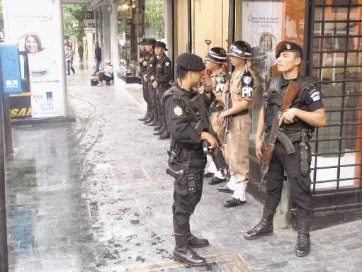  Hora crucial para la región. Fuera del hotel Camino Real hay gran seguridad. O. Vargas.