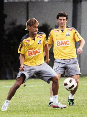  Santos con todo para celebrar. Neymar y compañía saltarán a la cancha a las 6:50 p.m. Lo puede ver a través de Fox Sports.EFE.