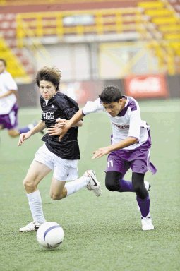 Soy seguidor del equipo de San Carlos. Adrián Núñez (de negro).