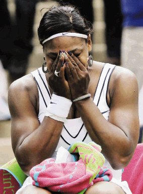  Serena tuvo emotivo regreso. Serena Williams no se contuvo ayer y estalló en llanto. AP.