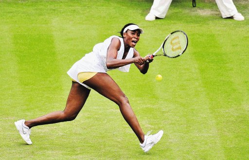 Venus Williams clasifica para la tercera ronda de Wimbledon. Derrotó a la japonesa por 6-7 (6/8), 6-3 y 8-6. AFP.