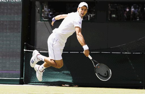  Djokovic a toda máquina. Djokovic es el llamado a arrebatarle el título de Wimbledon al actual campeón Rafa Nadal.AP.