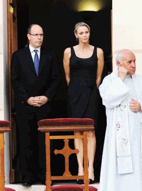  Mónaco se prepara para la boda real. Alberto y Charlene ayer en una actividad pública. AFP.