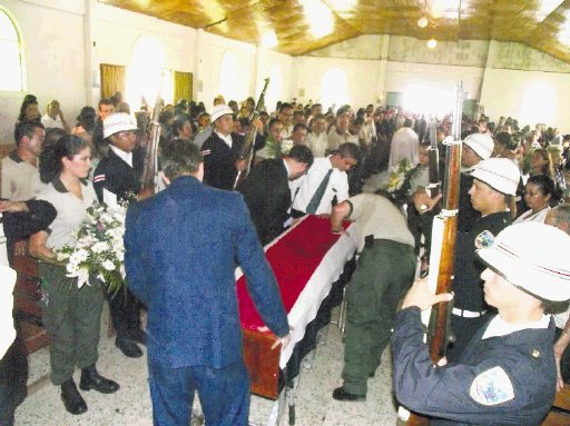  Familia de Francis Morales demandará al Estado. Más de 900 personas acudieron el 14 de mayo al entierro de “Palomino”, como se le conocía a Morales.Marvin Gamboa.