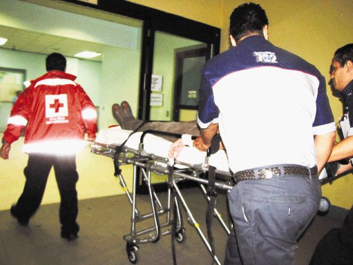  Chofer enojado por pito asesina a joven. Chacón ingresó en condición muy grave al hospital Calderón Guardia, tras recibir un balazo en la nuca. Edo Villalobos.