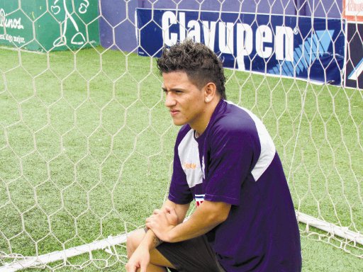  “Es un sueño jugar con ‘Guima’”. Fabián Rojas firmó por tres años con Saprissa.J. Alfaro.