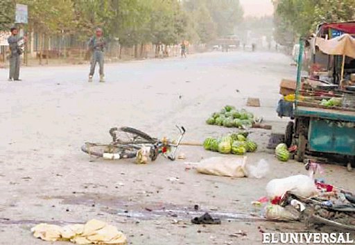  70 muertos por bombas. Policías afganos cuidan la escena del ataque suicida.Internet