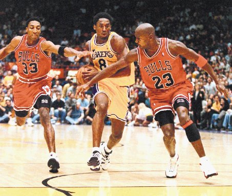  Pippen esquivó a la polémica. Pippen y Jordan contra Kobe, en el año 1998.Archivo.