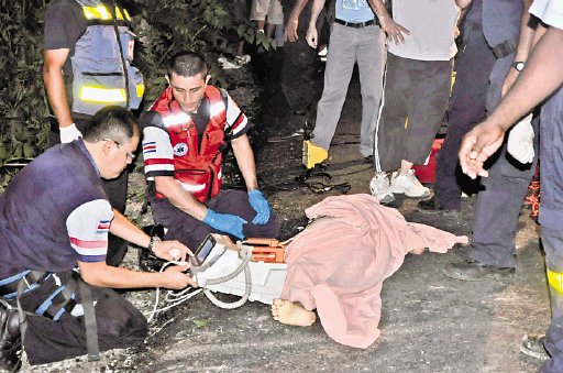 Muere mujer al caer carro a guindo. Los rescatistas la declararon fallecida minutos después del accidente. Kathy Chavarrí, corresponsal.