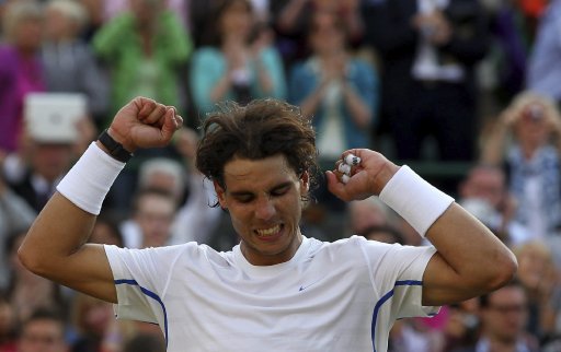 Nadal pasa a semifinales tras ganar a Fish. El tenista español celebra su victoria sobre el estadounidense Mardy Fish durante su partido de cuartos de final del torneo de Wimbledon. EFE.