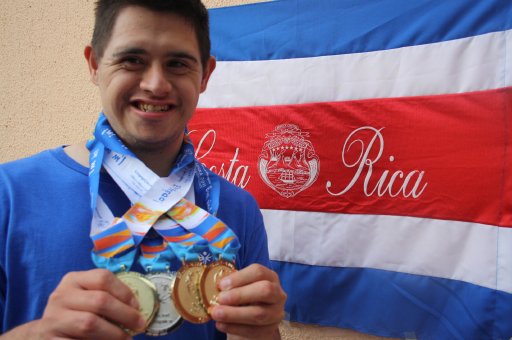 Costa Rica lleva 26 medallas en Olimpiadas Especiales. Kenneth Arce se llevó cuatro medallas en laventamiento de pesas. Cortesía CON.