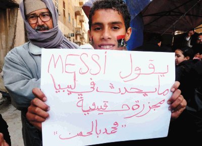 En las pancartas de las manifestaciones evocan a Messi. AFP.