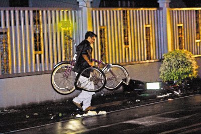 Instante en que un agente judicial cargaba dos de las bicicletas que fueron destrozadas tras el impacto. R&#x00E9;iner Montero.