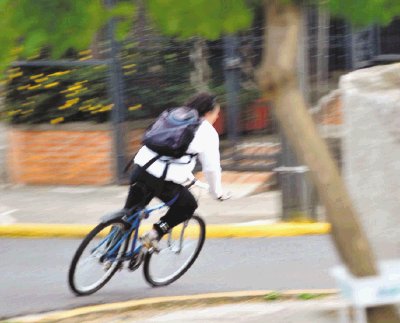Ayer en Curridabat se capt&#x00F3; en menos de 500 metros a dos ciclistas sin cascos de seguridad tras un recorrido.