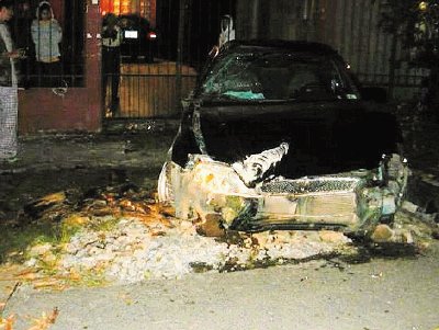 El carro derrap&#x00F3;, se mont&#x00F3; sobre la acera y peg&#x00F3; contra un muro. El golpe alert&#x00F3; a vecinos que avisaron al 911. Jorge Calder&#x00F3;n.