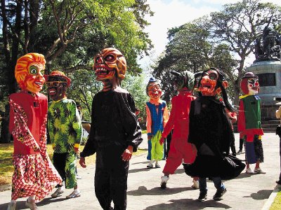 Mascaradas se adue&#x00F1;an de Transitarte. Cortes&#x00ED;a MCJ.