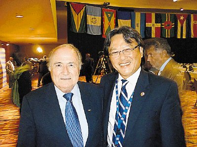 Joseph Blatter, presidente de FIFA, con Eduardo Li. Fedef&#x00FA;tbol