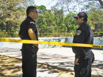 Polic&#x00ED;as cerraron la zona del hallazgo. J. M&#x00E9;ndez.