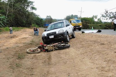 La moto quedo debajo del Hyundai Tucson W. Beita.